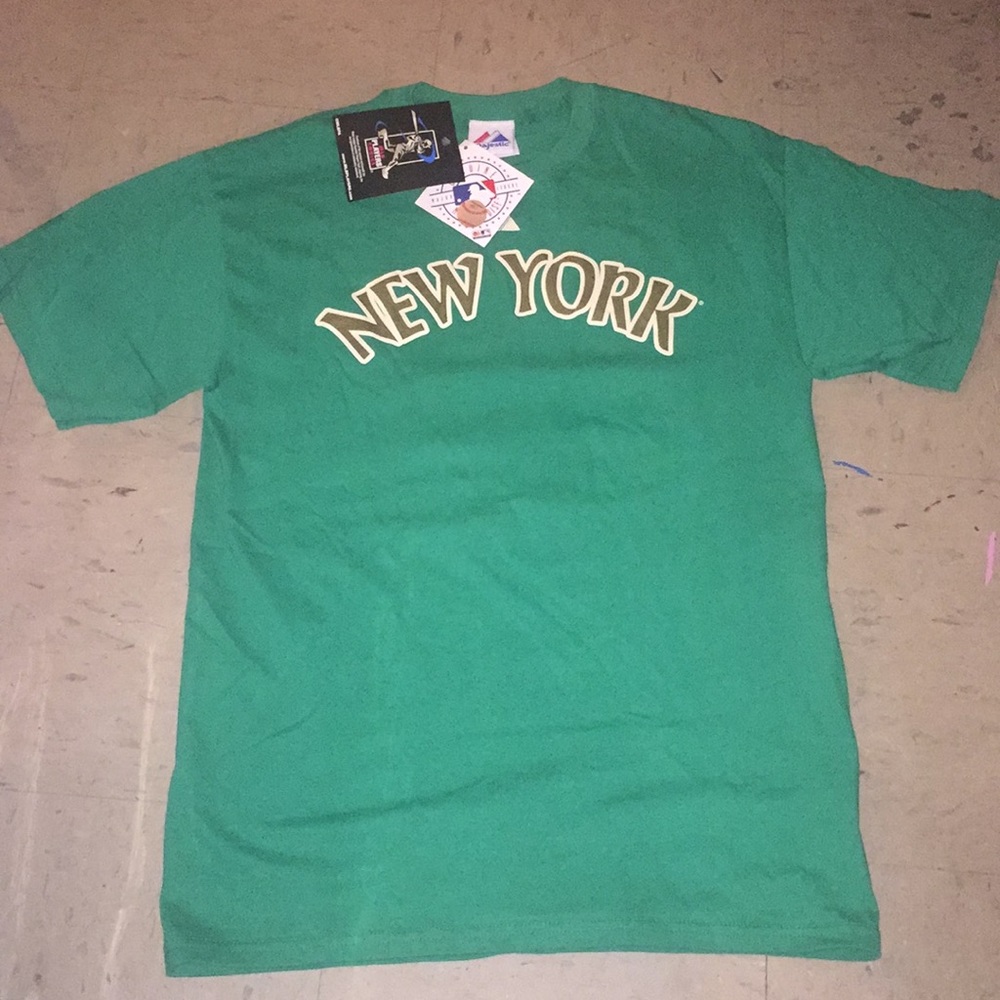 :::NWT::: green and gold majestic Jeter t shirt